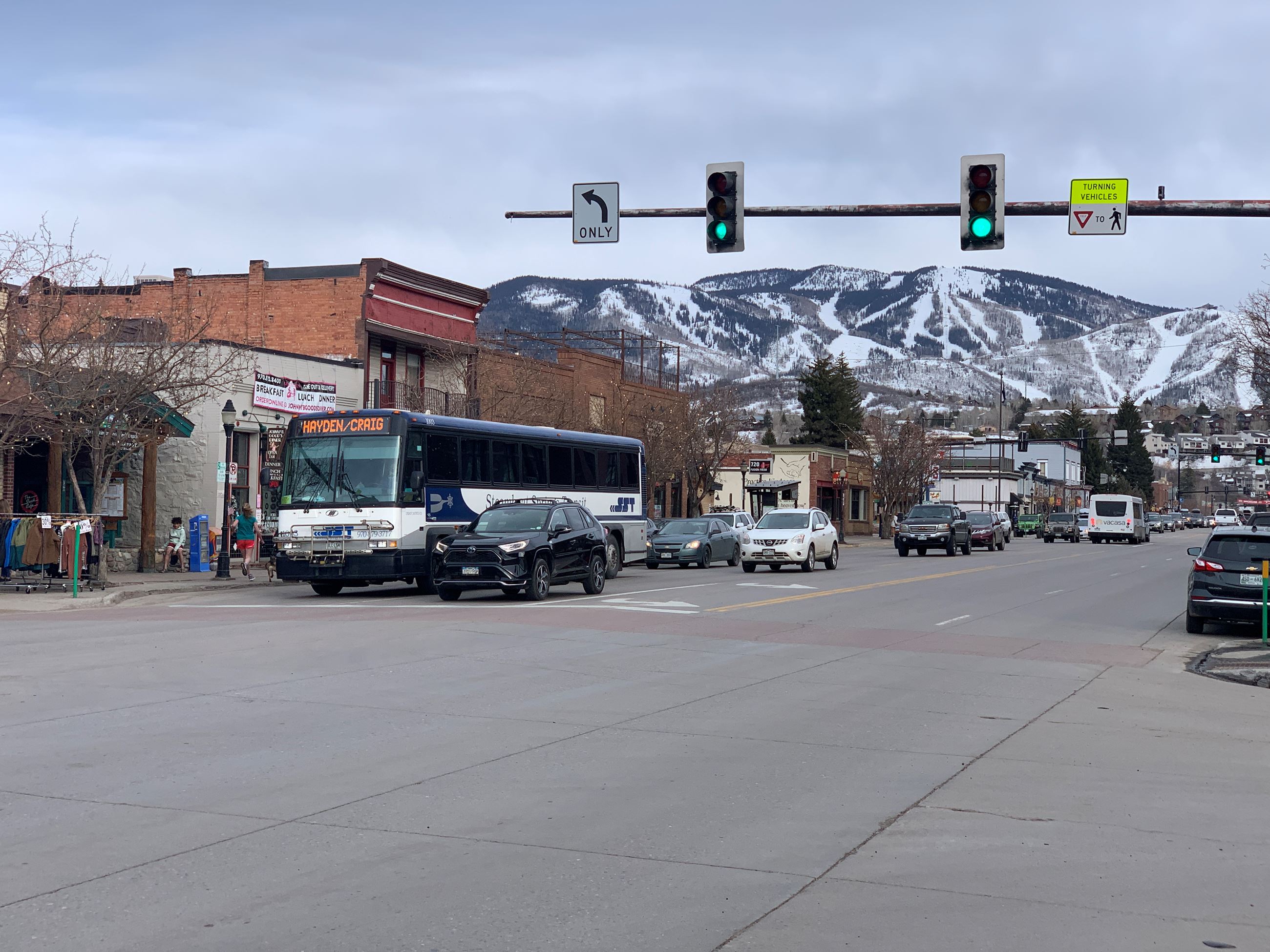 Steamboat Springs Transit bus at a stop light on Lincoln Avenue